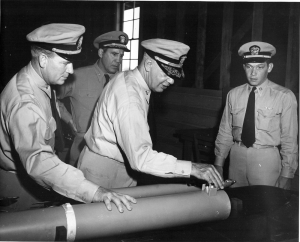 fagu-lcdr-llyle-vadm-martin-inspecting-weapons-26may52_lyle.jpg